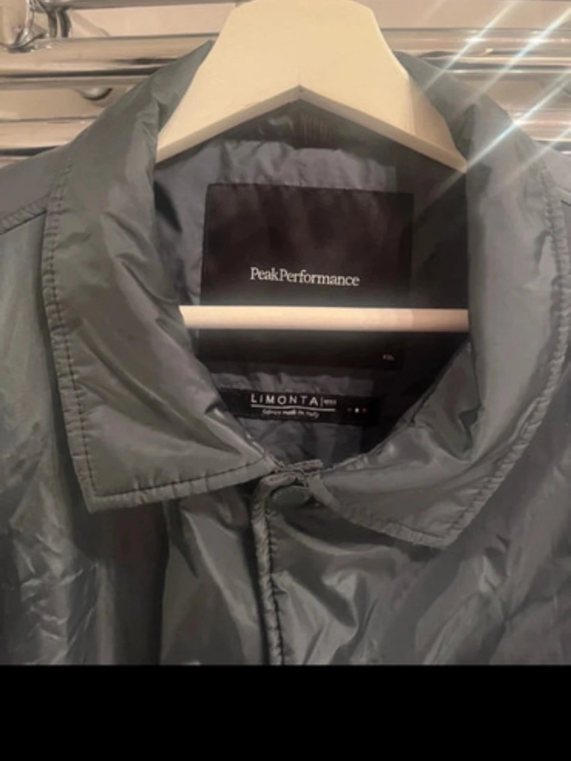 Svart vindjacka med patch - 2