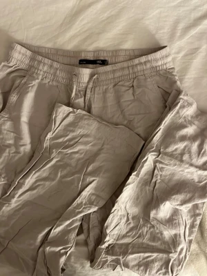 Beiga linnebyxor  - Säljer denna beiga linnebyxor från lager157, storlek S 💞 lite för korta för mig som är ca 172cm!