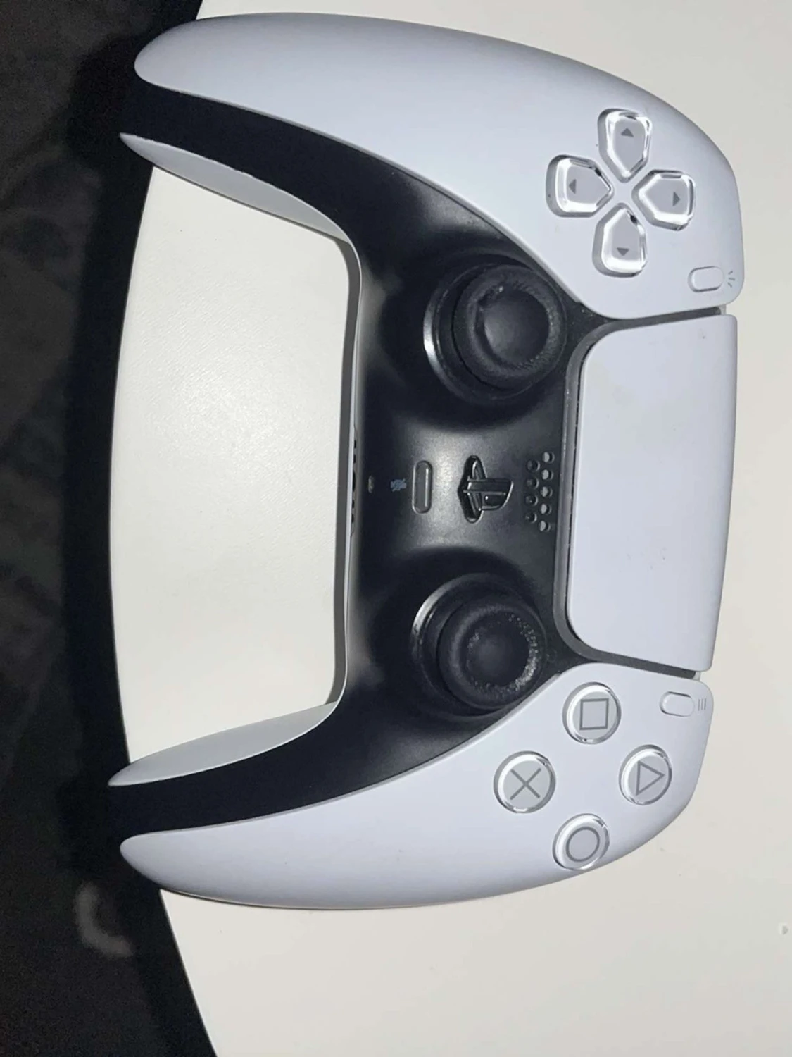 Vit och svart PS5 DualSense handkontroll - 1