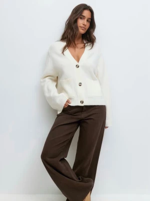 Vit kofta från Gina Tricot💗 - Mysig vit kofta från Gina Tricot med v-ringning och tre stora knappar framtill. Koftan har två framfickor och ribbade muddar vid ärmslut och nederkant. Perfekt för lager på lager och enkel att matcha med olika outfits. Koftan är aldrig använd  💕