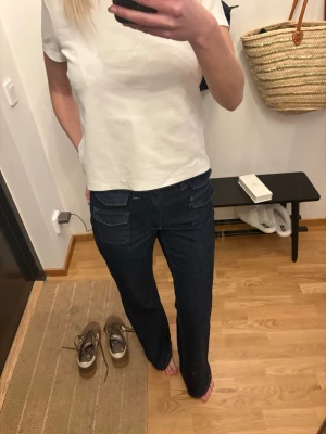 Jeans från River Island  - Jeans med så snygga detaljer. Använda fåtal gånger. Nypris 739 kr