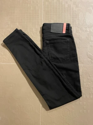  Acne Studios blå konst jeans - Säljer ett par svarta climb stay black slim fit  jeans från Acne Studios. Jeansen är i strl 26W 32 L men sitter som en 30 L. Hör gärna av er om ni har några frågor! MVH tom