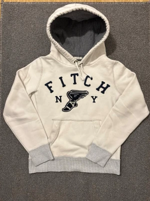 Vintage Abercrombie & Fitch Hoodie - Säljer denna mycket feta Abercrombie & Fitch Hoodien | Mycket bra skick | Storlek S | Längd ≈ 62cm, Bredd armhåla-armhåla ≈52cm | Modell 175cm, 68kg | Hör av vid funderingar!