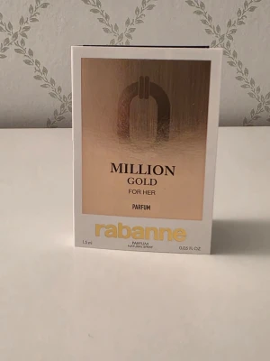 Million Gold For Her Parfymprov - Exklusiv parfymprov från Rabanne, Million Gold For Her. Kommer i en elegant vit och guld kartong med ett litet provrör. Doften är lyxig och feminin, perfekt för dig som vill testa en ny signaturdoft. Innehåller 1,5 ml naturlig spray.