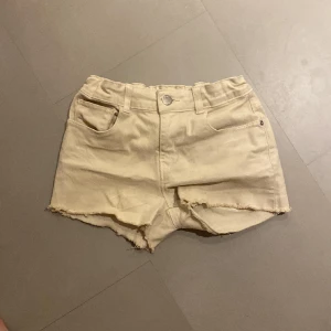 Beige jeans shorts barn söta - En beige jeans shorts nästan aldrig använt 9-10