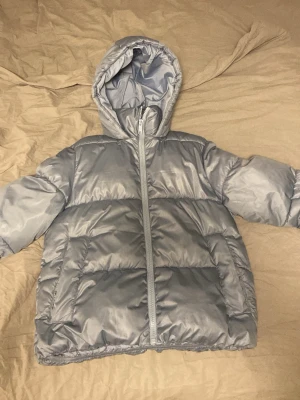 Blå pufferjacka med huva - Skit snygg blå vinter jacka från HM. Använd men inga tecken på det. Väldigt varmt och skön, passar till allt❤️❤️(är xs men skulle mer säga S)
