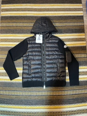Moncler Cardigan - Tjena säljer en riktigt fet Moncler Cardigan i storlek M! Men passar även storlek S galant! Skriv vid intresse🫶jackan förekommer exakt som i bilderna 🫡💝