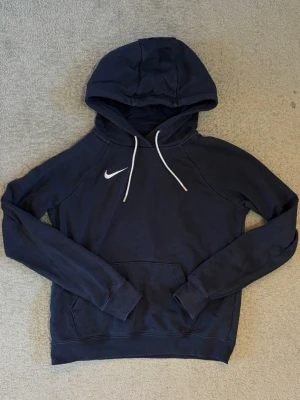 Nike hoodie vintage S - Marinblå vintage Nike hoodie i mycket fint skick💕💕