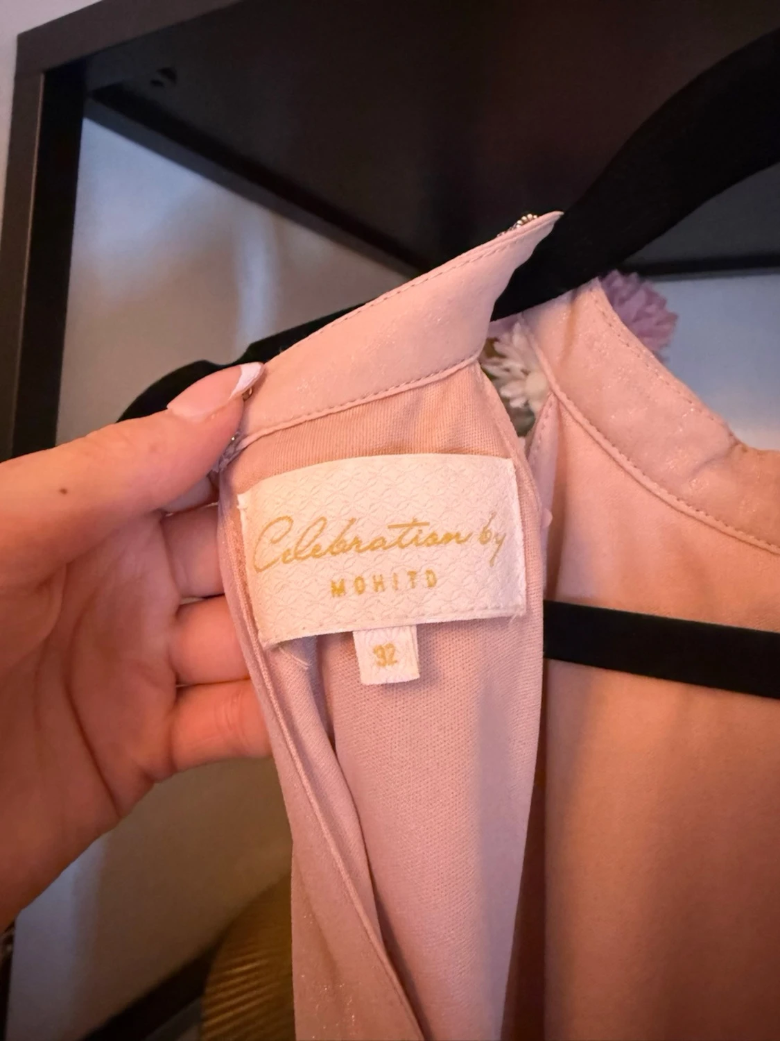 Ljusrosa klänning med strassdetalj - 5