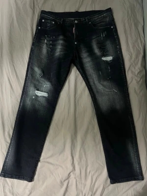 Svarta/grå DSQ2 jeans i nytt skick - Ett par sjukt snygga jeans som passar till många olika klädstilar. Slitmärken. Allmänt fina, snygga, fräscha, nya och viktigast jäkligt bekväma.                                                                  PRIS GÅR ATT DISKUTERA VID SNABBKÖP!