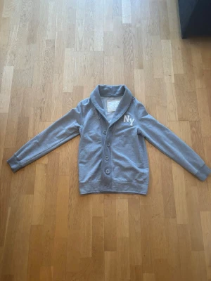 Cardigan  - Authentic Apperal cardigan i storlek XS/S, NY tryck, mycket bra skick. Hör av er vid funderingar!      Mvh Viktor