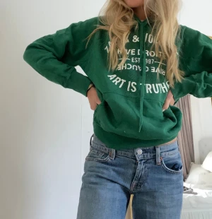  Zadig & Voltaire Grön hoodie  - Snygg grön hoodie från Zadig & Voltaire, i princip helt ny, bara använd några få gånger. 