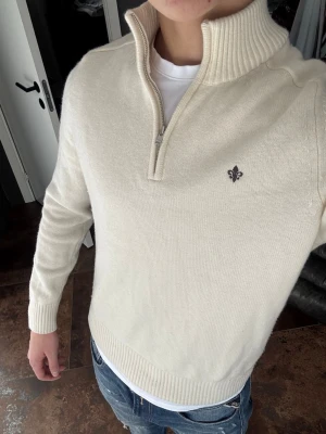 Vit stickad tröja med halvzip - SKITSNYGG halfzip tröja från Morris i färgen Sand och 100% Merinoull, Lätt en av de snyggaste plaggen i garderoben