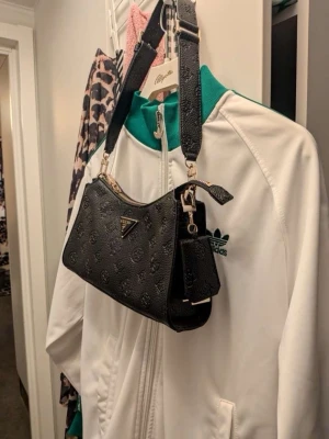 Guess väska - Supersnygg axelväska ifrån GUESS. Använd 1 gång väskan är som ny. Ganska dyr i nypris & super fin väska att ha på sig.