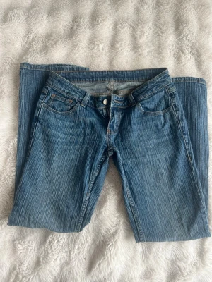 Lågmidjade Brandy Melville jeans  - Väldigt fina jeans, knappt använda. Tyvärr för korta i längden för mig. Längd 100cm, innemått 75cm💓💓