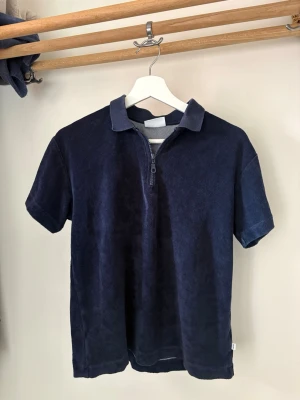 Piké  - Jättefin piké tröja i frotté från Grunt, storlek M (barn). Köpt på Kidsbrandstore för 499kr.