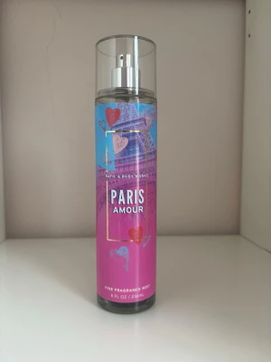 Bath & Body Works body mist - Paris Amour body spray från bath & body works. Använd några få gånger och ca 90% är kvar. Limited edition doft så den är svår att få tag på💕