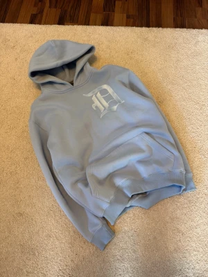 Demont Hoodie  - Yo säljer denna Demont hoodie som är i storlek XS men passar även jätte bra om du har S och skulle även säga en mindre M då den är lite större i storleken. Tröjan är i jätte bra skicka är jätte mjuk på insidan. Polybag medföljs vid köp!