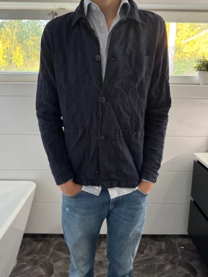Overshirt knowledgecottonapparel - Snygg mörkblå linne overshirt med klassisk krage och tre framfickor. Jackan har raka linjer, knäppning framtill och är tillverkad i ett bomullsliknande material. Perfekt att slänga över en skjorta för en clean look.