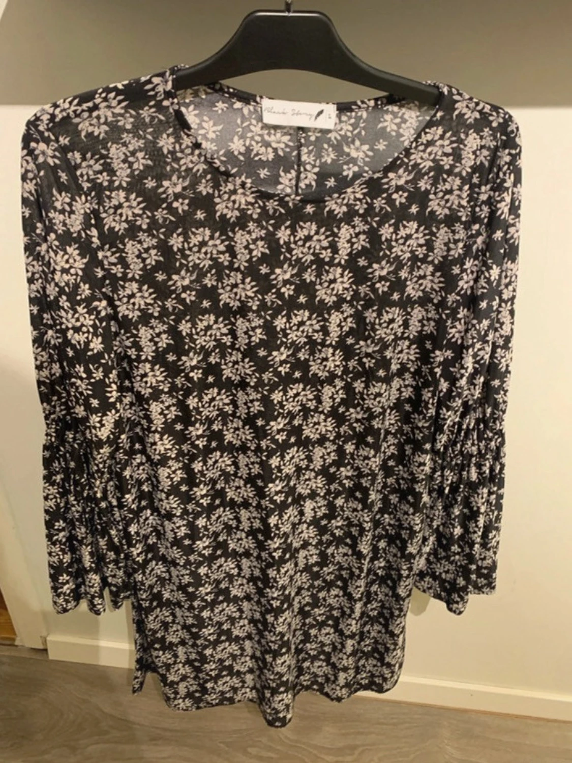Svart blommig klänning Black Story