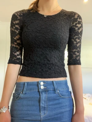 Spetsblus - Fin blus i spets med trekvartsärm. Toppen har ett blommigt spetsmönster och är i bra skick💕