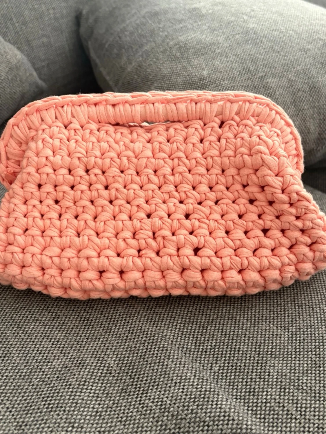 Handvirkad aprikos clutchbag