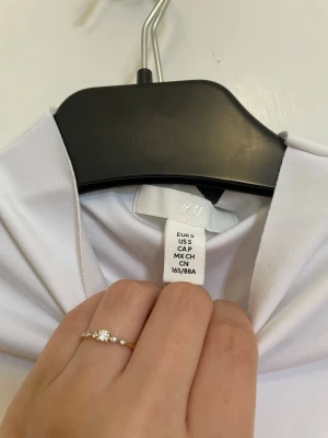 Fancy tee - Vit klassisk neck tee. Aldrig använd.