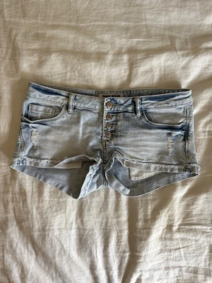 Ljusblåa jeansshorts - Snygga jeansshorts, säljer då de är för små💕 Midjemått: 40cm