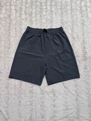 Under Armour Shorts XL-L - Mycket bra skick, liten i passformen och passar därmed även L