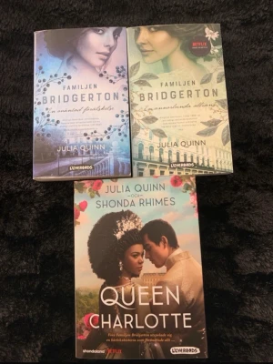 Bridgerton & Queen Charlotte bokpaket - Tre romaner av Julia Quinn, inklusive två böcker ur serien Familjen Bridgerton och Queen Charlotte. Omslagen har romantiska motiv i blått, grönt och pastellfärger. Perfekt för dig som gillar historisk romantik och Netflix-serien.
