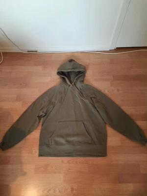 Grön/khaki hoodie - Ljusgrön/khaki hoodie från H&M. Baggy fit och storlek S. Materialet är bomull och polyester ☀️