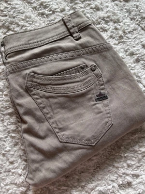 Beige jeans med broderade detaljer - Säljer dessa fina buena vista jeansen, midjemått och innerbenslängd finns på bilderna 💕 Hör av dig vid funderingar 