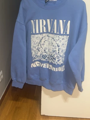 Snygg Nirvana-långärmad tröja - Jag säljer den här tröjan för att jag tycker att den inte sitter så bra på mig. Väldigt fin tröja, har använt den 2-3 gånger. Pris kan diskuteras. 