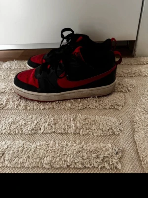 Nike sneakers - Svarta och röda sneakers från Nike. Använda fåtal gånger. Den vita kanten är lite smutsig.