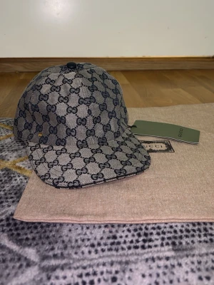 Naivy keps M - Naivy baseball keps. Väldig unik keps. STORLEK m. Helt nytt. Dustbag ingår samt tagget. Köp eran nu - passar perfekt för sommar. Billigast i stan.