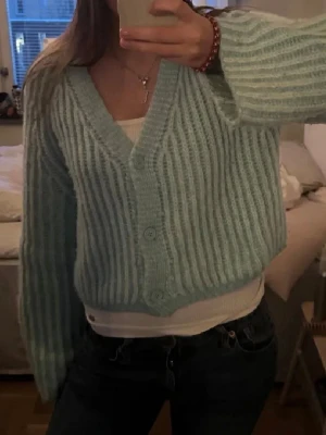 Turkos kofta - Superfin ribbad kofta från lindex (slutsåld). Ärmarna är långa och koftan har perfekt passform till både jeans och kjol, även köpt på plick🩵🩵🩵🩵