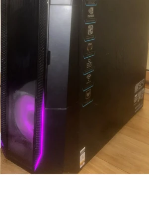 Acer predator Orion 3000 - Acer Predator stationär dator med svart chassi och blå belysning fram och bak. Har flera anslutningar på baksidan för skärm, ljud och nätverk.    Intel Core i5-11400F processor NVIDIA GeForce GTX 1660 SUPER 954 GB 16 GB Ram