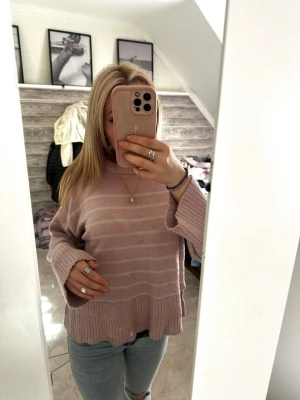 Randig rosa tröja - Är ganska smutsig på bilden men allt kommer försvinna vid tvätt 