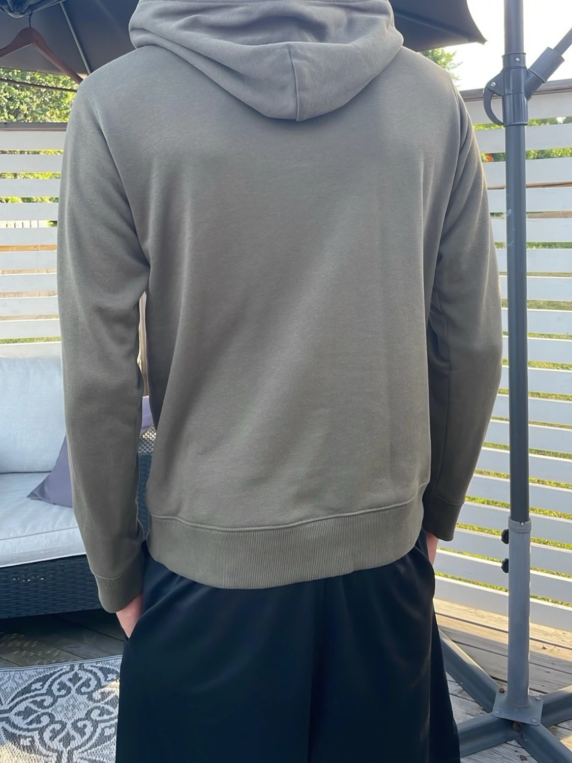 Olivgrön hoodie med ficka framtill - 1