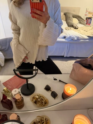 Plisserad vit blus med vida ärmar - Snygg blus💛