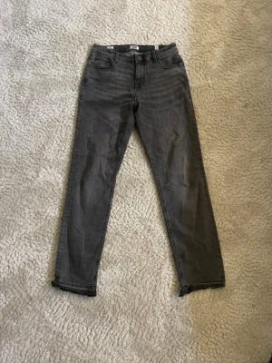 Grå Jack and Jones jeans - Fina Jack and Jones Jeans i en fräsch grå färg. Väl bevarade och i bra skick. Perfekt till hösten, vintern och våren