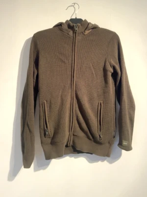 Mörkgrön stickad cardigan  - Säljer denna populära cardiganen från indicode som ofta är slutsåld på zalando. Passar Xs/S