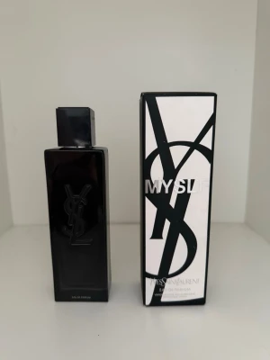 Ysl Myself EDP 100ml - Använd väldigt få gånger, inköpt förra sommaren. Förvarad i mörkt utrymme som är svalt. Batch code syns på bild. Säljes då jag har för mycket parfymer Noter:  * Topp: Kalabrisk bergamott * Hjärta: Tunisisk apelsinblomma * Bas: Ambrofix™ och patchouli    Kort doftbeskrivning: Den öppnar med frisk citrus från bergamott, övergår till en mjuk och lätt söt apelsinblomma och avslutas med en varm, träig och lätt myskig bas. 