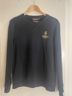 Svart sweatshirt från Morris - Hej säljer en klassisk svart sweatshirt från Morris storlek M skick 8/10 inga defekter. Vid frågor hör gärna av dig 😊👍🏼