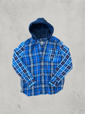 Blå Overshirt superdry flannel - Tjena, jag säljer denna riktigt snygga overshirt från superdry. Den är som ny utan några fel alls, fortfarande mjuk i tyget och inga slitningar. Jag säljer den eftersom den dessvärre är för stor för mig.  Storlek M  Blå  Mått 📏  Längd 65cm axelbredd 48cm  Hör av dig om du undrar något så löser vi det!