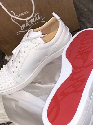 loubs skor - vita loubs med vita spikar