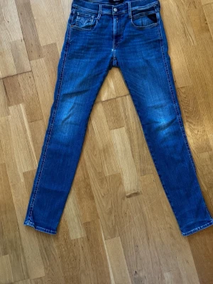 Replay jeans - Okej skick - se bilder. W30/L32. Nypris ca 1600kr. Säljs billigt p.ga kommande tävlingsavgift lär betalas ✅ Hör av dig vid övriga funderingar ⭐️