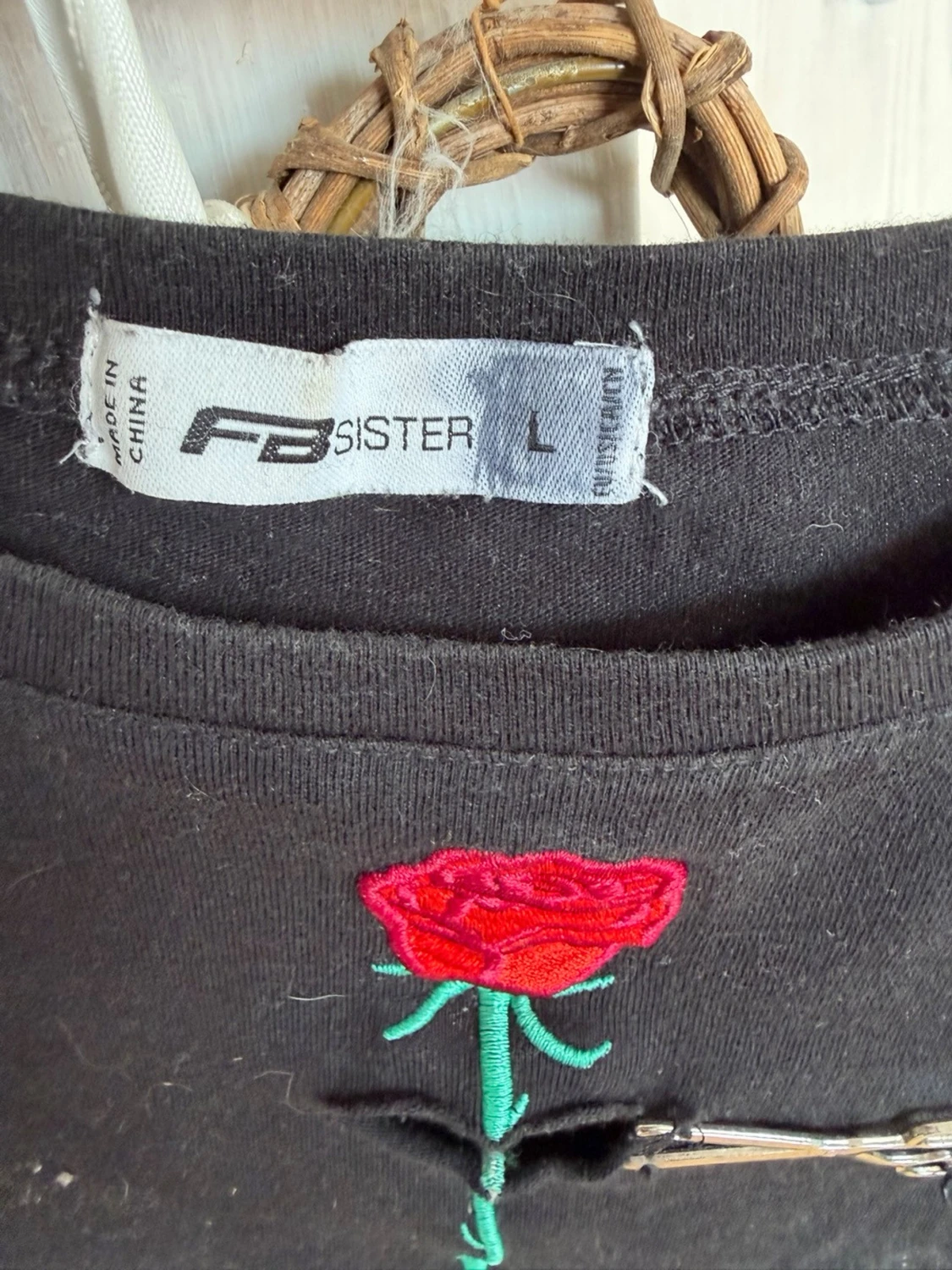 Svart crop top med rosbroderi - 1