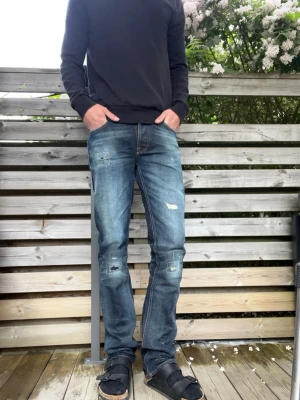 Blå slitna jeans med raka ben - Nudie jeans i modellen grim Tim med Väldigt snygg passform. Storlek w30 L34 —— mått➡️midja: 40cm lår: 24cm  längd: 113cm  benöppning: 19,5cm