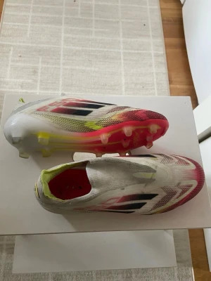 Adidas F50 ELITE - LL FG  - Adidas F50 ELITE för proffs! Skor för spel på gräsplaner och utan snörning, storlek 39. Skorna är använda men har mycket kvar att ge samt tvättas innan försäljning. 